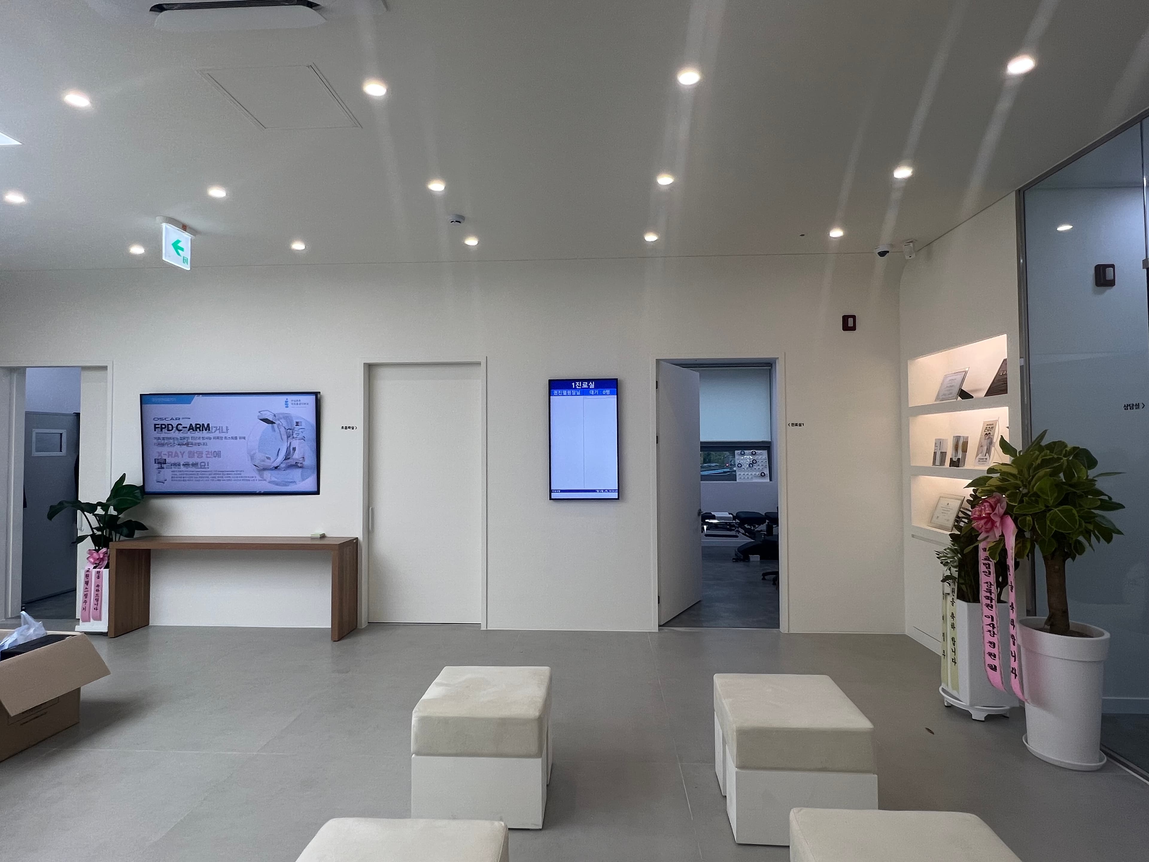 2층 대기실 — 넓고 쾌적한 공간